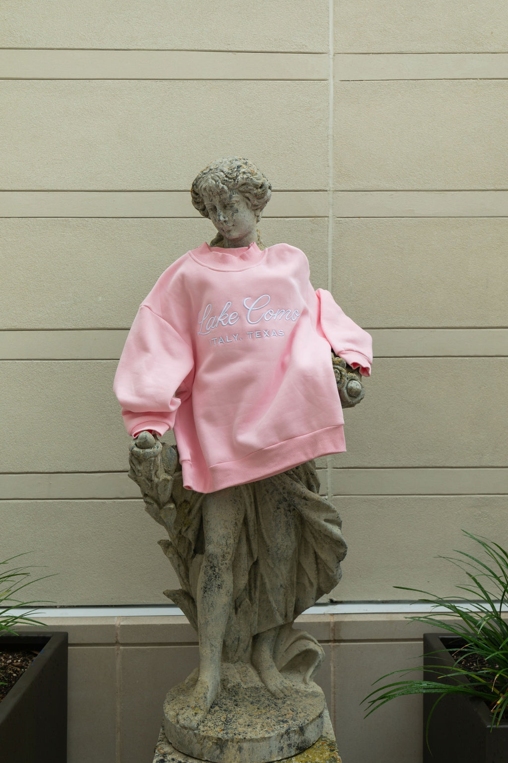 Lake Como pink crewneck on statue