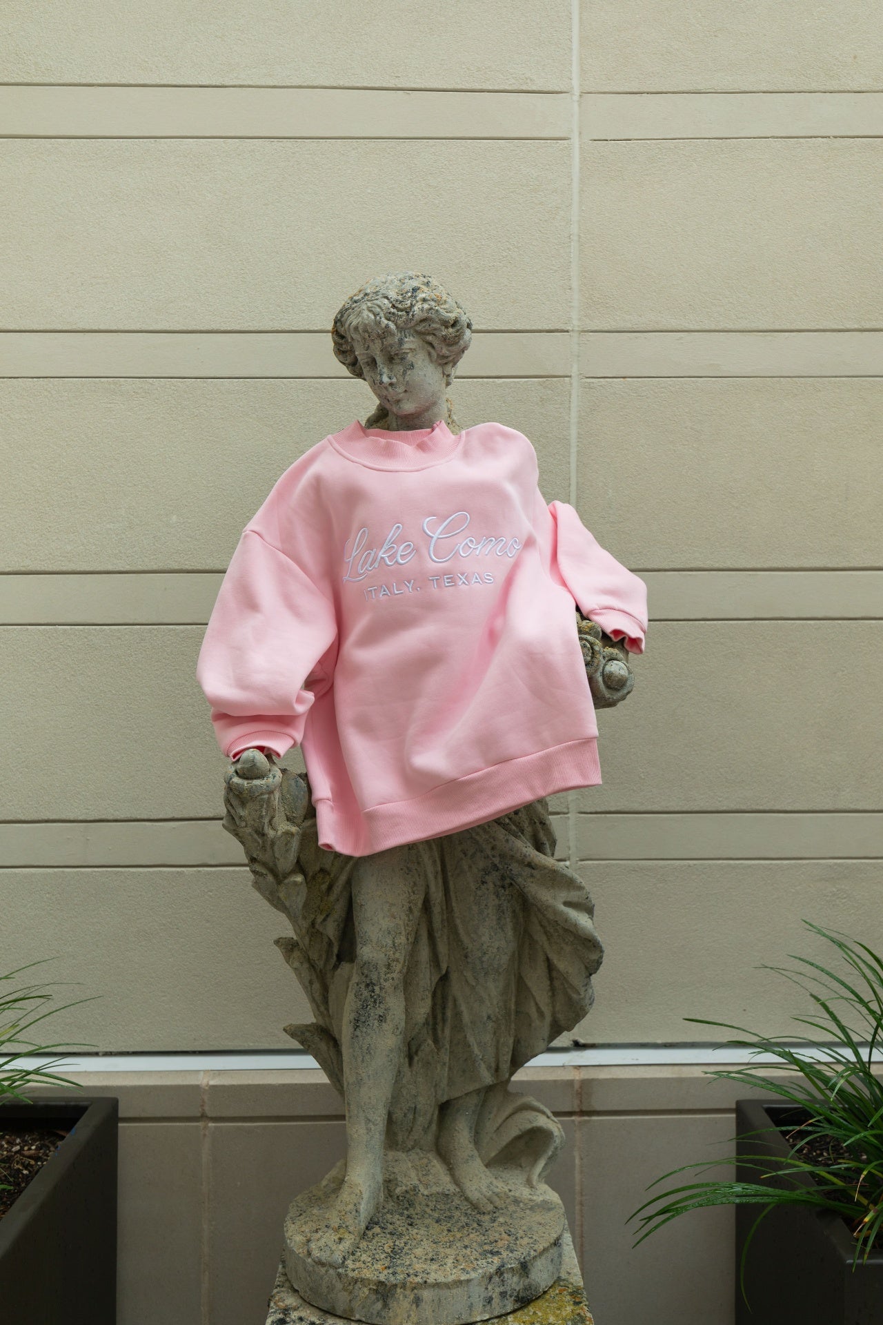 Lake Como pink crewneck on statue