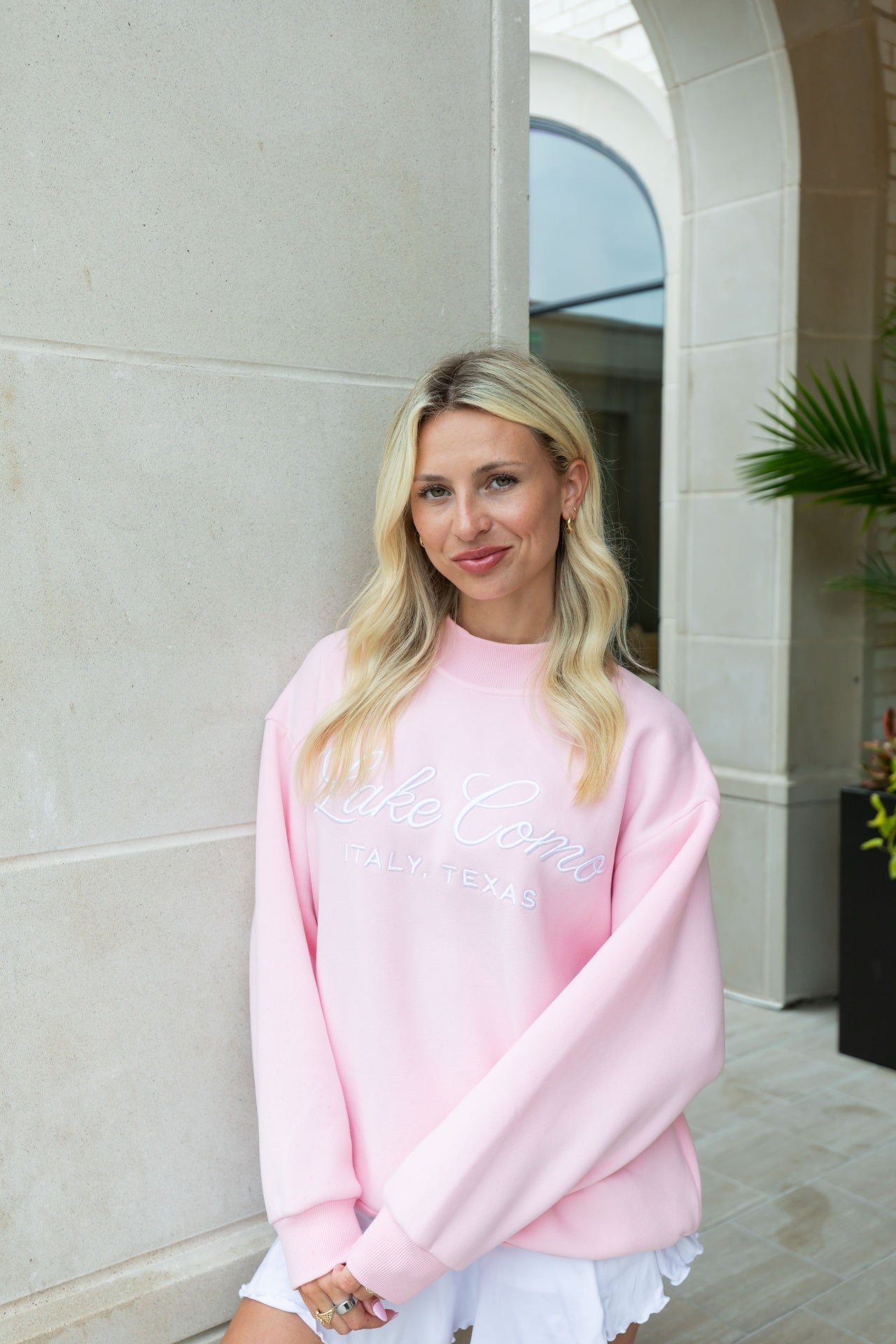 Lake Como pink crewneck courtyard
